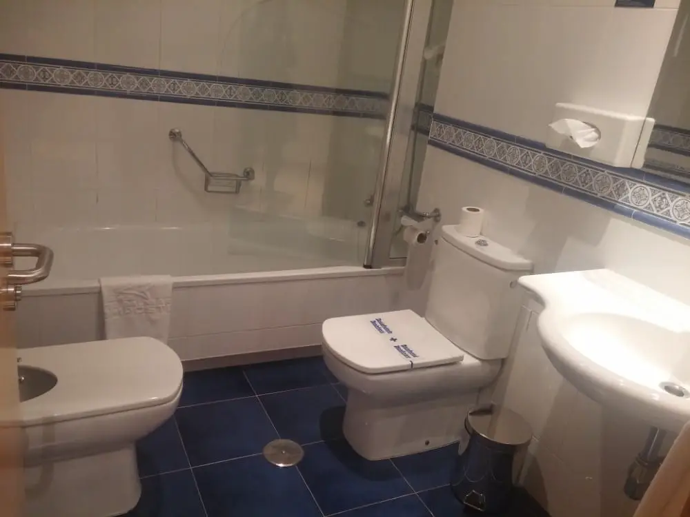 Baño del la habitación del Hotel Balneario de Compostela
