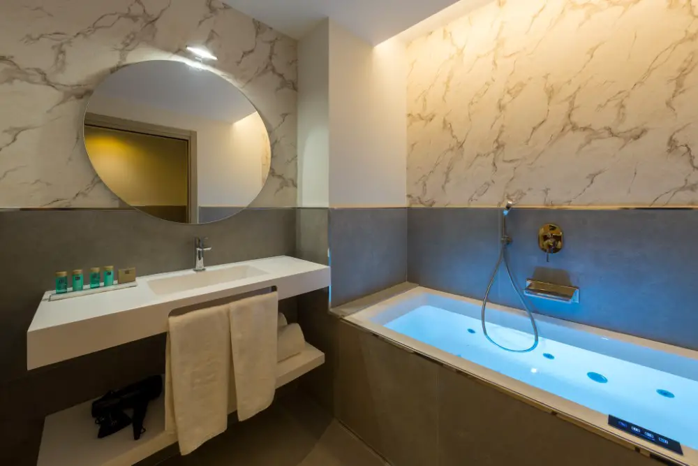 Habitación con bañera hidromasaje del Hotel Meiga do Mar