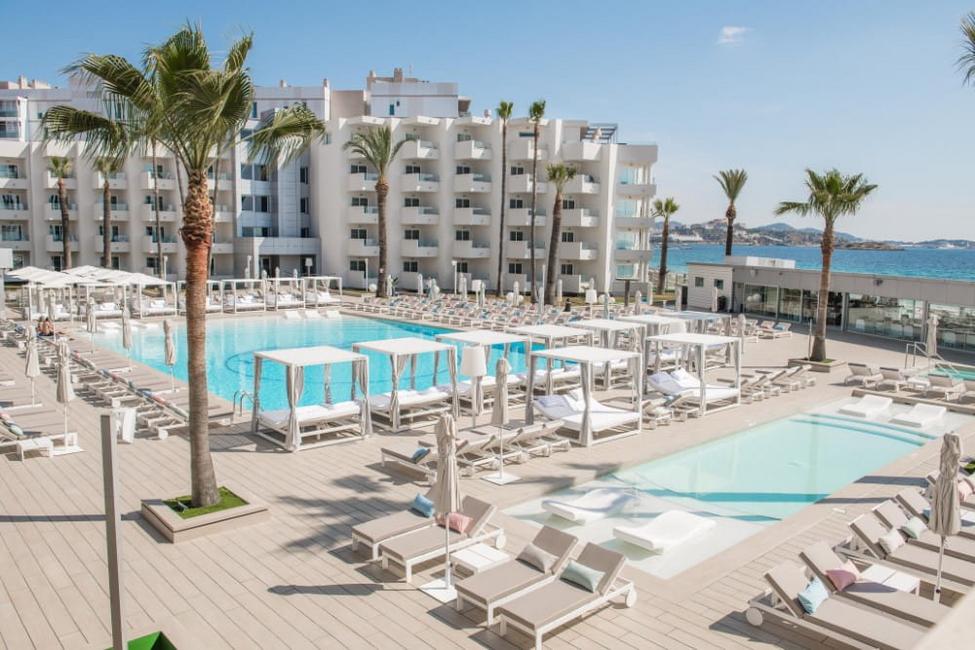 Piscina del Hotel Garbi Ibiza Spa