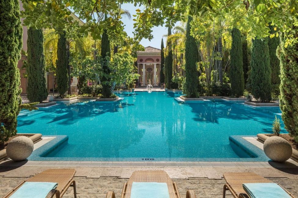Piscina del Anantara Villa Padierna Palace Benahavis Marbella Resort