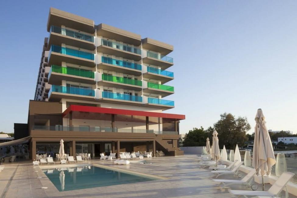 Piscina del Axelbeach Ibiza Suites Apartments Spa and Beach Club