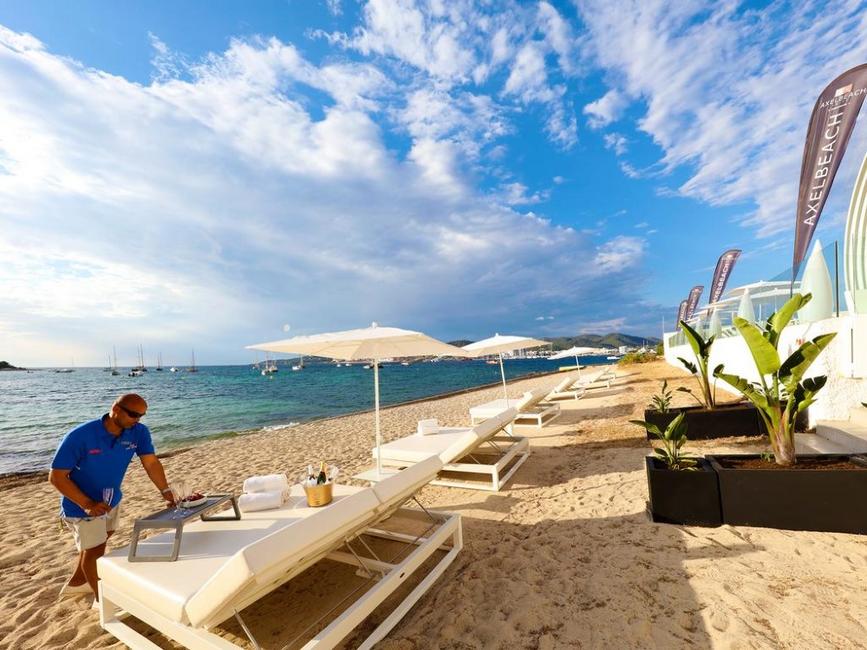 Beach club del Axelbeach Ibiza Suites Apartments Spa