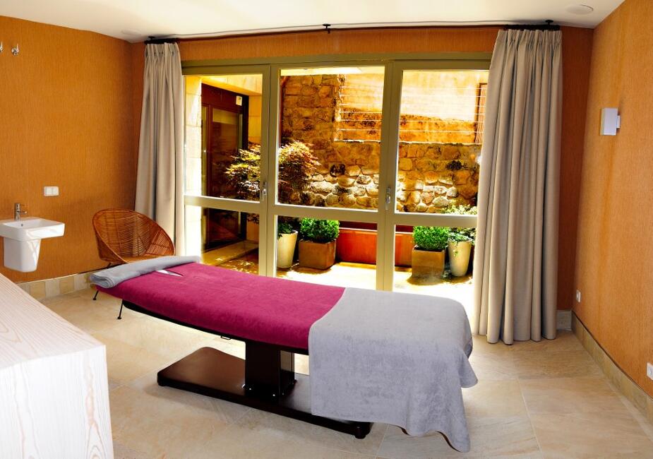 Sala de tratamientos y masajes en el spa de Artesa Suites
