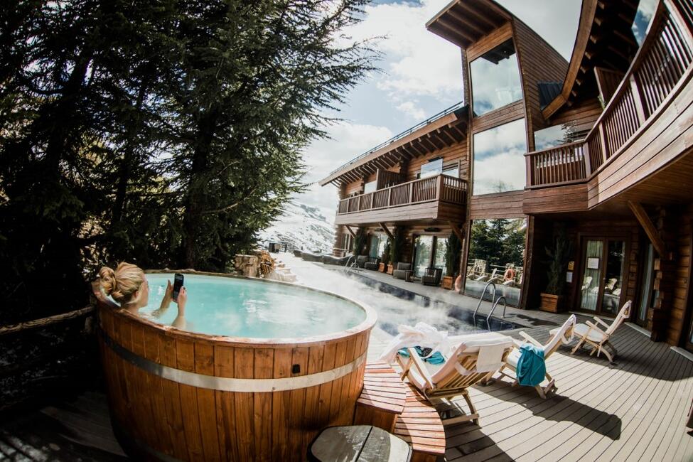 Jacuzzi y piscina exterior del Hotel El Lodge