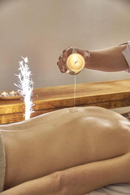 Masaje con velas calientes en el Spa del Hotel Grèvol