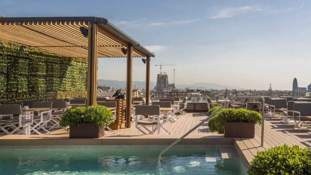 Terraza rooftop con piscina exterior del Hotel Majestic & Spa Barcelona
