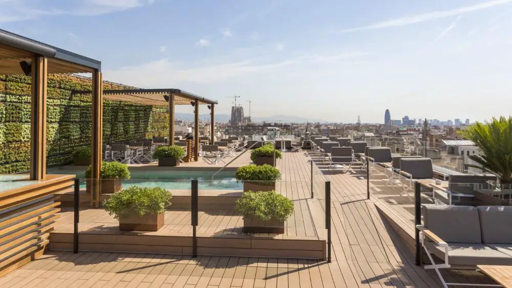 Terraza rooftop con piscina exterior del Hotel Majestic & Spa Barcelona