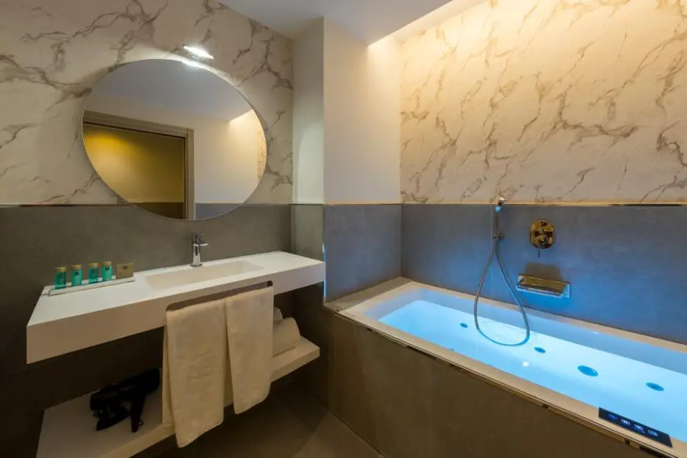 Habitación con bañera hidromasaje del Hotel Meiga do Mar