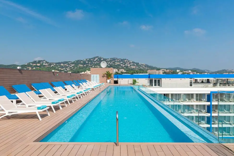 Infinity pool en el Azure Hotel